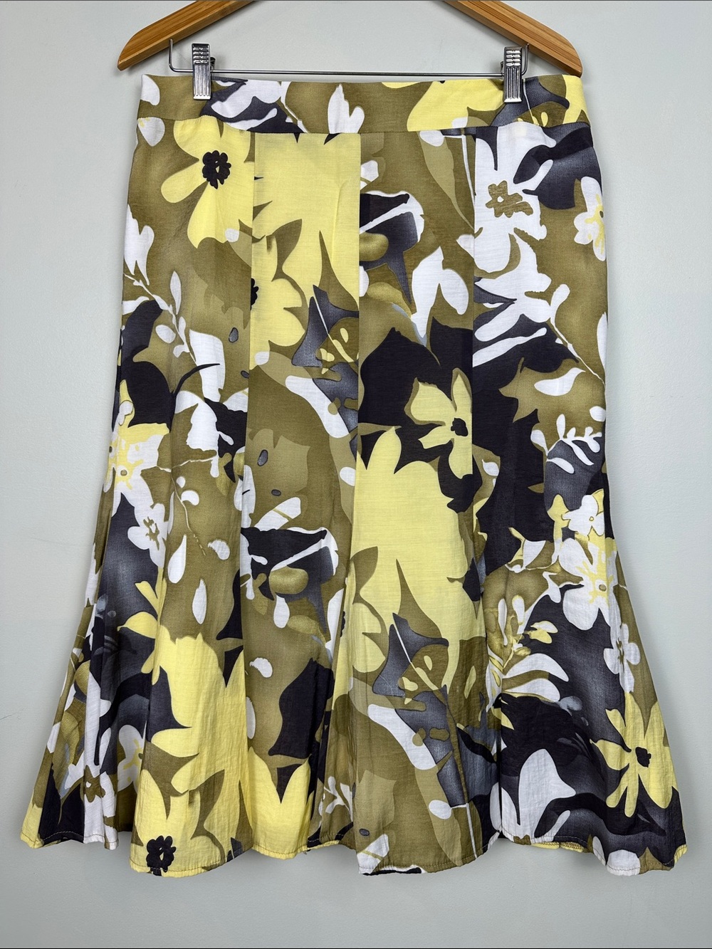 96. Melanie Lyne floral midi skirt